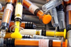 Conserver un médicament vétérinaire chez soi n'est pas anodin. Au-delà de la réglementation, il convient de respecter plusieurs mesures pour s'assurer de la bonne efficacité du médicament lors de son utilisation. 